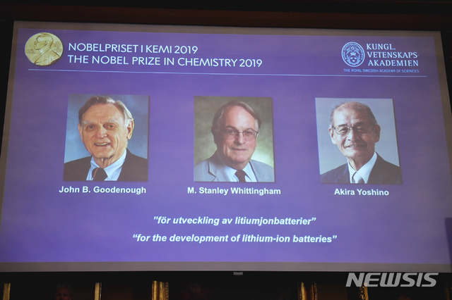 【스톡홀름=AP/뉴시스】스웨덴 왕립과학원 노벨위원회는 9일(현지시간) 올해 노벨화학상을 존 굿이너프(맨 오른쪽), 스탠리 휘팅엄, 요시노 아키라 등 3인이 공동 수상했다고 발표했다. 2019.10.9.