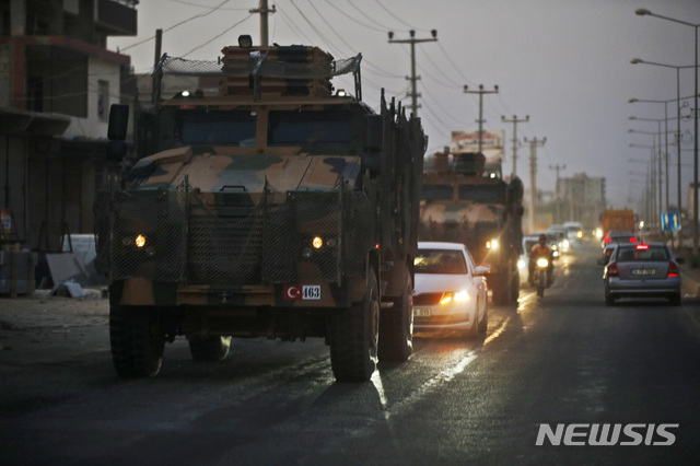 【아크카칼레=AP/뉴시스】9일(현지시간) 터키 국경마을인 아크카칼레에서 군용 운송차량들이 도심을 지나고 있다. 터키군이 이날 쿠르드족 자치 지역인 시리아 북동부에 대한 공격을 개시했다. 2019.10.10 