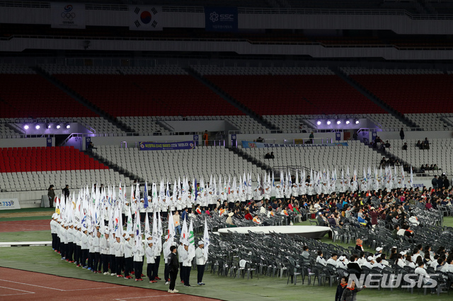 【서울=뉴시스】이윤청 기자 = 지난 10일 서울 송파구 잠실 종합운동장 올림픽 주경기장에서 제100회 전국체육대회 폐회식이 진행되고 있는 가운데 관중석 대부분이 비어있다. 2019.10.10. radiohead@newsis.com