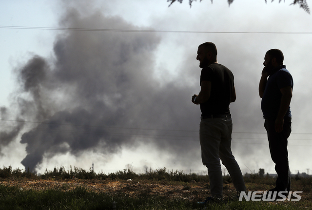【악카칼레(터키)=AP/뉴시스】지난 10일 터키-시리아 국경지대의 악카칼레 지역 주민들이 터키군 폭격으로 시리아 지역에서 연기가 피어오르는 모습을 지켜보고 있다. 2019.10.15.