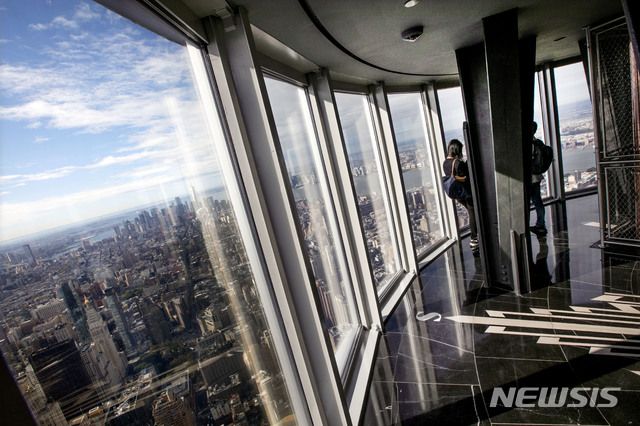 【뉴욕=AP/뉴시스】 새로 개축되어 10월 12일부터 일반에게 재공개되는 엠파이어 스테이트 빌댕의 102층 전망대 내부. 벽면 전체를 새로운 투명유리벽으로 만들어 뉴욕시내 전체를 조망할 수 있게 했다.  