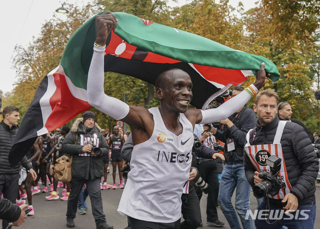 [ AP/뉴시스] 올해 10월 19일 마라톤 기록의 2시간대 벽을 깬 케냐의 엘리우드 킵초게 선수가 빈에서 열린 대회의 결승선을 통과하고 있다. 케냐의 육상 선수들은 올림픽 등 세계의 모든 대회를 휩쓸고 있지만 금지약물 복용으로 지금까지 130여명이 중징계를 받았다.  