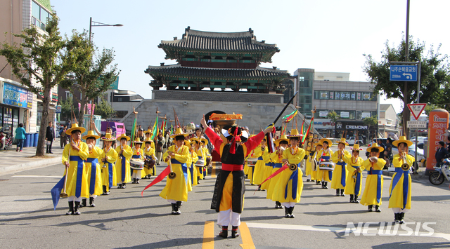 【나주=뉴시스】이창우 기자 = '가을꽃핀 일곱 빛깔 상상이야기!'를 주제로 전남 나주에서 지난 11일부터 사흘간 펼쳐진 '제5회 대한민국 마한문화축제'가 13일 성공적으로 폐막했다. 사진은 '마한 상상 빅퍼레이드' 장면. 2019.10.13 (사진=나주시 제공) photo@newsis.com