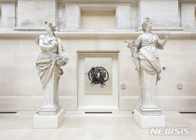 【서울=뉴시스】장-미셸 오토니엘,2019'La Rose du Louvre' 설치전경, 퓌제 안뜰, 루브르 박물관, 파리, 2019사진: © Claire Dorn이미지 제공: 국제갤러리