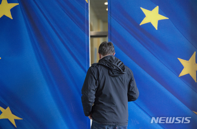  【브뤼셀=AP/뉴시스】13일(현지시간) 벨기에 브뤼셀에 위치한 유럽연합(EU) 본부에서 한 남성이 EU 국기 사이를 지나가고 있다. 브뤼셀에서는 브렉시트(영국의 EU 탈퇴) 합의를 위한 실무협상이 계속되고 있다. 2019.10.14.  