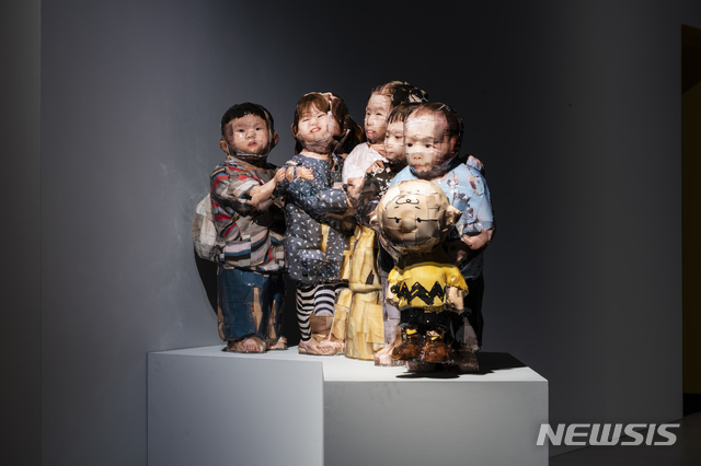 【서울=뉴시스】달 착륙 50주년 스누피 탄생 70주년 기념 특별전,권오상_Snoopy with Kids,2019