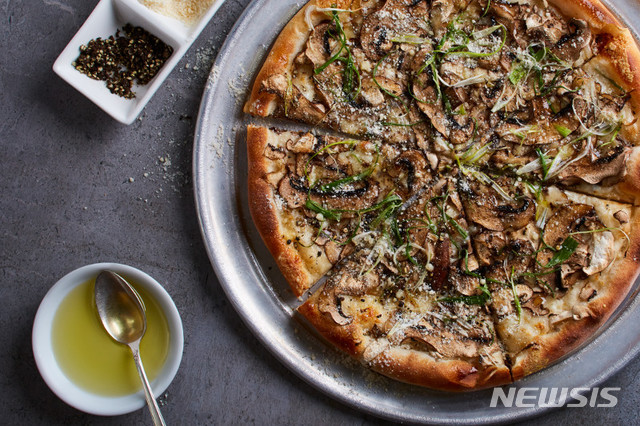 【서울=뉴시스】캘리포니아 피자 키친 '와일드 머쉬룸 피자'