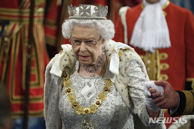【런던=AP/뉴시스】10월14일(현지시간) 영국 런던에서 엘리자베스 2세 여왕이 의회 개원 연설인 '여왕 연설(Queen's speech)'을 하기 위해 찰스 왕세자의 손을 답고 버킹엄궁 로열갤러리를 지나고 있다. 여왕은 평소 거주하는 버킹엄궁을 떠나 웨스트민스터 의사당에서 65번째 여왕 연설을 했다. 2019.11.06.