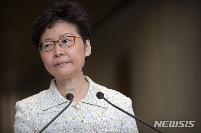 【홍콩=AP/뉴시스】15일 홍콩 정부청사에서 열린 기자회견에서 캐리 람 홍콩 행정장관이 기자의 질문을 듣고 있다. 2019.10.15 