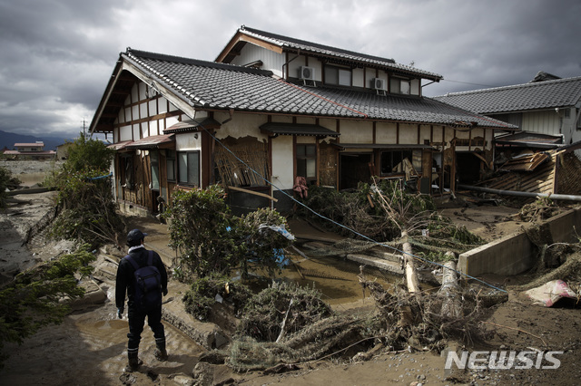【나가노(일본)=AP/뉴시스】한 일본 남성이 15일 나가노(長野)현에서 태풍 하기비스로 파괴된 자신의 집을 둘러보고 있다. 하기비스로 인한 사망자 수가 최소 66명으로 증가하고 실종자도 15명에 이르는 등 인명 및 재산피해가 계속 증가하고 있다. 2019.10.15