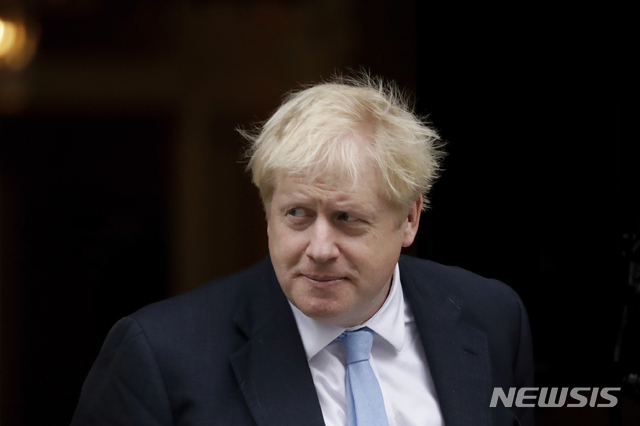【런던=AP/뉴시스】 15일(현지시간) 보리스 존슨 영국 총리가 영국 런던 다우닝 10번가 총리관저를 떠나고 있다. 2019.10.15.