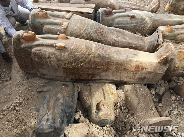 【카이로=AP/뉴시스】 이집트 유물부는 16일(현지시간) 20여 개의 목관이 룩소르 남부에 있는 소도시 ‘아사시프 네크로폴리스’에서 나왔다라며 최근 고고학적 발견 중 가장 의미가 있다고 밝혔다. 그림이 그려진 고대 목관들. 2019.10.18.