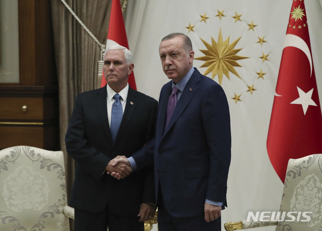 【앙카라=AP/뉴시스】 17일 터키에 도착한 미국의 마이크 펜스 부통령(왼쪽)이 레제프 타이이프 에르도안 대통령과 악수하고 있다. 이날 면담 이후 터키는 시리아 북동부 쿠르드족 토벌 작전을 일시 중단한다고 밝혔다. 2019.10.17.