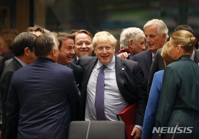 【브뤼셀=AP/뉴시스】16일(현지시간) 벨기에 브뤼셀에서 열린 유럽연합(EU) 정상회의에서 보리스 존슨 영국 총리가 다른 정상들과 인사를 나누고 있다. 영국과 EU는 이날 새 브렉시트 협상안에 합의했다. 2019.10.17.