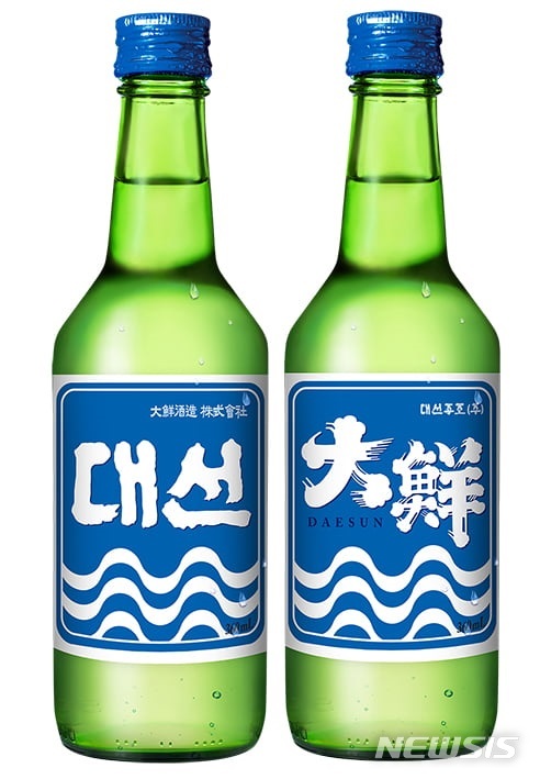 【서울=뉴시스】대선주조가 출시한 '대선'. 두가지 버전 중 하나는 상품명을 한자와 영어만 표기했다.
