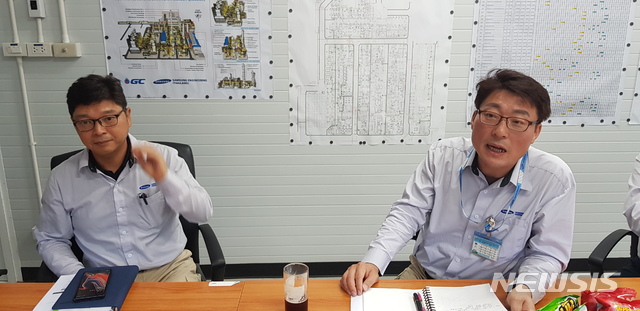 【서울=뉴시스】삼성엔지니어링 이주식 EM(engineering manager·왼쪽)과 김재홍 CM(construction manager·오른쪽)의 모습. 