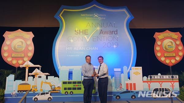 【서울=뉴시스】 T313 현장은 싱가포르 육상교통청(LTA) ASAC 시상식에서 700만인시를 달성해 200만인시 이상 달성한 현장에 수여하는 Accident free recognition award상을 수상했다. 