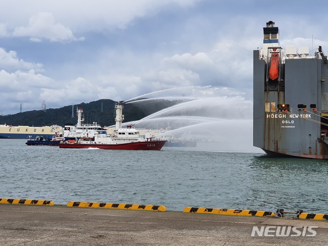 【서울=뉴시스】 해양환경공단이 선박 화재 진압 훈련을 하는 모습. (제공 = 해양환경공단)