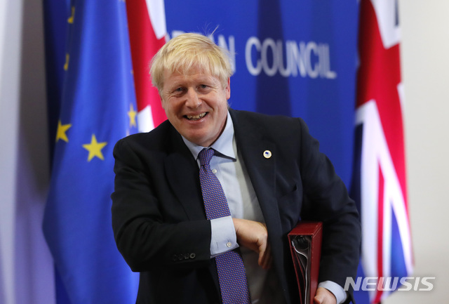  【브뤼셀=AP/뉴시스】 17일(현지시간) 벨기에 브뤼셀에서 보리스 존슨 영국 총리가 큰 웃음을 지으며 기자회견장으로 들어서고 있다. 이날 영국과 유럽연합(EU)은 새로운 브렉시트(영국의 EU 탈퇴) 합의안을 통과시켰다. 이제 남은 단계는 19일 영국 하원의 표결이다. 2019.10.18. 