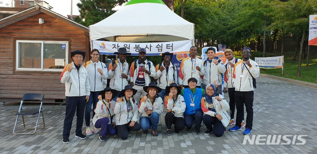 【서울=뉴시스】 18일 전국장애인체전 외국인 자원봉사자들이 한자리에 모여 있다. 2019.10.20. (사진=서울시 자원봉사센터 제공)