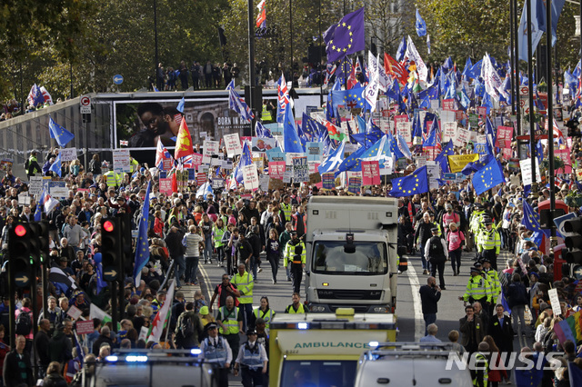 【런던=AP/뉴시스】새 브렉시트(영국의 유럽연합 탈퇴) 합의안 하원 표결이 이뤄지는 19일(현지시간) 런던에서 브렉시트에 반대하는 시위대가 행진하고 있다. 2019.10.19. 