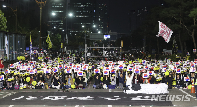 【서울=뉴시스】최진석 기자 = 지난 19일 오후 서울 영등포구 국회 앞에서 열린 '제10차 사법적폐청산을 위한 검찰개혁 촛불문화제'에 참가한 시민들이 사법적폐청산 촉구 피켓을 흔들고 있다. 2019.10.19.myjs@newsis.com