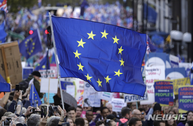 【런던=AP/뉴시스】10월19일(현지시간) 영국 런던에서 열린 브렉시트(영국의 유럽연합 탈퇴) 반대 시위에 등장한 유럽연합(EU)기의 모습. 2019.11.08.