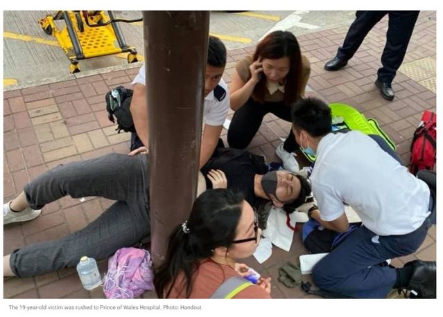 【서울=뉴시스】홍콩 사우스차이나모닝포스트(SCMP)에 따르면 19일 오후 5시 42분께 타이포 시장역 인근 레넌 벽에서 전단을 돌리던 19세 남성이 흉기로 공격당했다. 레넌 벽은 홍콩 시위대를 지지하는 게시물이 붙는 공간이다. (출처=SCMP 캡처) 2019.10.20.