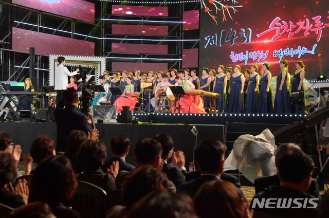 【순창=뉴시스】윤난슬 기자 = 제14회 '순창 장류축제'와 '순창세계발효소스박람회'가 20일 전북 순창고추장민속마을 일대에서 성황리에 막을 내렸다. 사진은 순창 떡볶이 오픈파티 장류축제 개막식 모습.2019.10.20.(사진=순창군 제공) photo@newsis.com