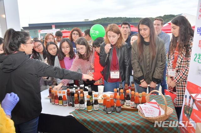 【순창=뉴시스】윤난슬 기자 = 제14회 '순창 장류축제'와 '순창세계발효소스박람회'가 20일 전북 순창고추장민속마을 일대에서 성황리에 막을 내렸다. 사진은 순창 떡볶이 오픈파티 순창발효소스 으랏차차 시식회 모습.2019.10.20.(사진=순창군 제공) photo@newsis.com