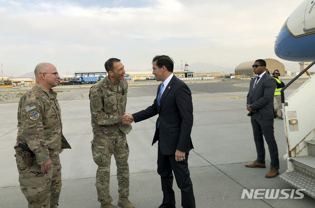 【카불=AP/뉴시스】20일(현지시간) 아프가니스탄 카불에 도착한 마크 에스퍼 미국 국방장관(오른쪽)이 미군 지휘관들과 악수하고 있다. 에스퍼 국방장관은 아프간에 도착하기 전 기내에서 시리아 철수 미군 700명이 이라크 동부에 재배치될 것이라고 밝혔다. 2019.10.21