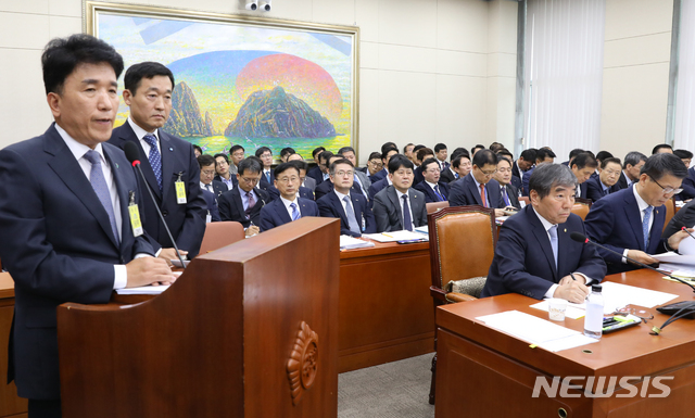 【서울=뉴시스】김명원 기자 = 함영주 하나금융그룹 부회장이 21일 오후 서울 여의도 국회 정무위원회에서 열린 금융위원회 금융감독원 종합 국정감사에 증인으로 출석해 의원들의 질의에 답하고 있다. 오른쪽은 정채봉 우리은행 부행장. 2019.10.21. kmx1105@newsis.com