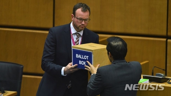 【서울=뉴시스】 국제원자력기구(IAEA) 이사회는 21일(현지시간) 사무총장을 뽑기 위한 투표를 진행했다. 사진은 IAEA가 홈페이지에 공개한 투표 장면. 2019.10.22