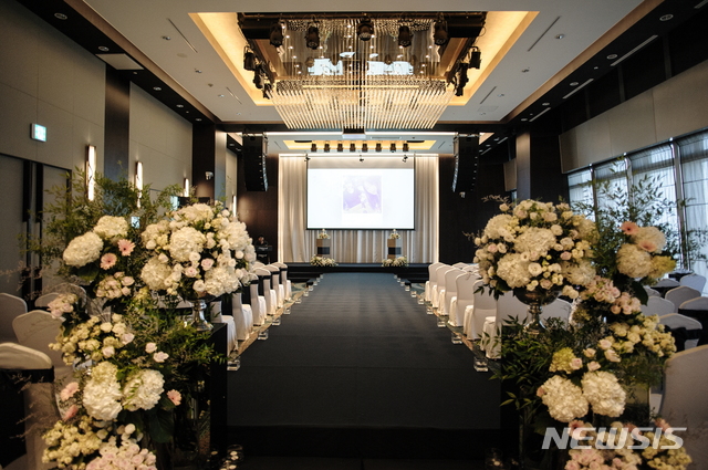 【서울=뉴시스】오크우드 프리미어 인천 36층 '프리미어 룸'에 꾸며진 결혼식장 