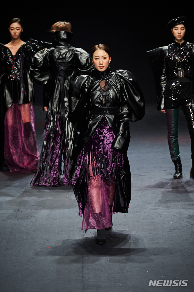 제16회 2019 전국대학생 패션쇼에서 경북대 패션디자인전공학생들이 런웨이를 선보이고 있다.