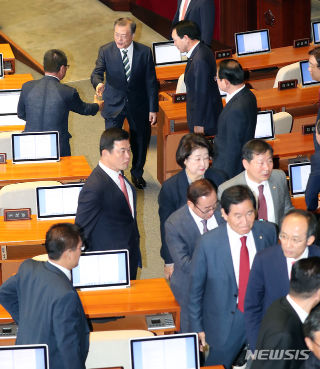 【서울=뉴시스】장세영 기자 = 문재인 대통령이 22일 서울 여의도 국회에서 내년도 예산안 정부 시정연설을 마친 뒤 자유한국당 의원들을 향해 인사를 하고 있다. 하지만 다수 한국당 의원들이 서둘러 자리를 피하고 있다. 2019.10.22. photo@newsis.com
