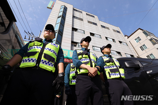 【서울=뉴시스】 이윤청 기자 = 경찰이 22일 한국대학생진보연합(대진연) 회원들이 사용하고 있는 서울 성동구 소재 비영리민간단체 '평화이음' 사무실을 압수수색하고 있다. 대진연 소속 대학생 등 19명은 지난 18일 오후 2시57분께 서울 중구에 위치한 주한 미국대사관저에 진입해 시위를 벌인 혐의로 현행범 체포됐다. 2019.10.22. radiohead@newsis.com