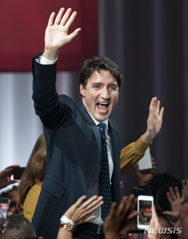 【몬트리올=AP/뉴시스】쥐스탱 트뤼도 캐나다 총리가 22일(현지시간) 몬트리올에 있는 자유당 당사에서 전날 치러진 총선 개표결과 승리가 확실시되자 환호하고 있다. 2019.10.22