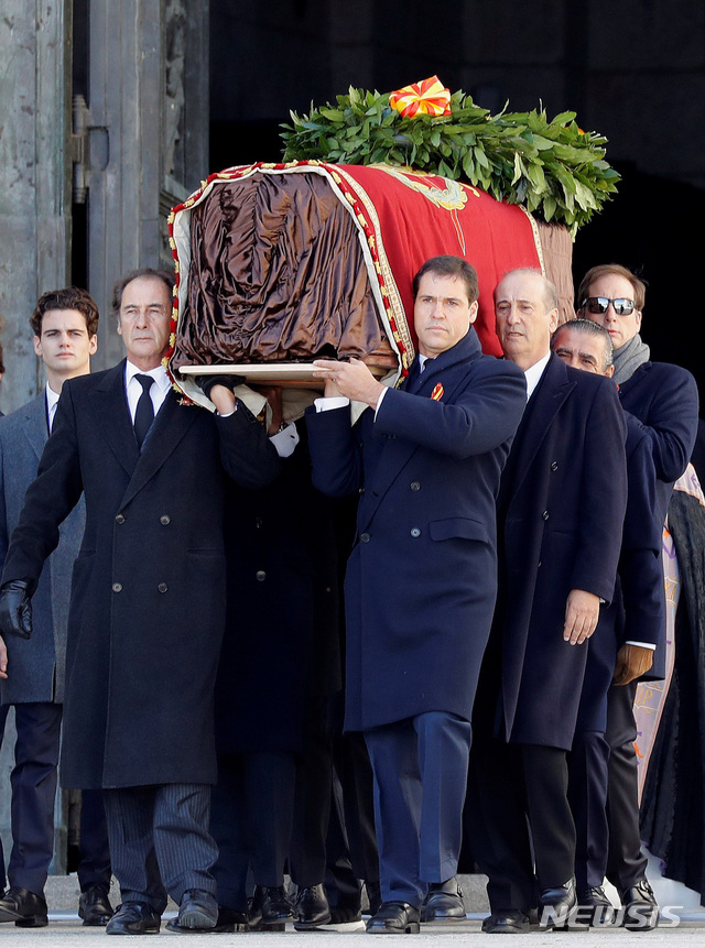 24일 스페인 독재자 프랑코 총통의 관이 국립묘지 안장처에서 다시 꺼내어져 후손들에 의해 밖으로 운구되고 있다. AP