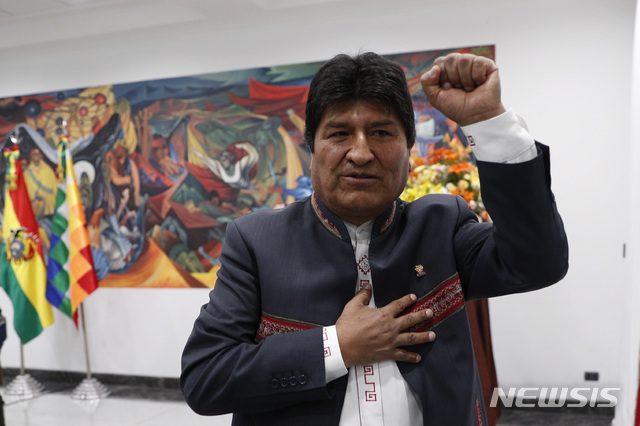 【라파스(볼리비아)=AP/뉴시스】볼리비아의 에보 모랄레스 대통령이 24일(현지시간) 수도 라파스에서 기자회견을 통해 4선 당선 성공을 선포한 후 기자회견장을 떠나고 있다. 볼리비아 선거위원회는 이날 99.99% 개표가 완료된 상황에서 모랄레스가 47.07%를 득표해 36.51%에 그친 카를로스 메사 후보를 10%포인트 넘게 따돌림으로써 결선투표 없이 4선 당선을 확정지었다고 밝혔다. 2019.10.25