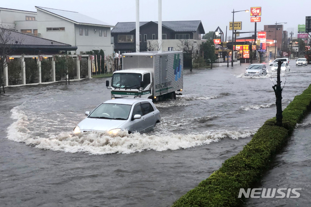 【나리타=AP/뉴시스】제21호 태풍 '부알로이'가 일본 도쿄 남동쪽 해상에서 접근하는 가운데 25일 도쿄 동쪽 나리타에 호우가 내려 거리가 물에 잠겨 있다. 2019.10.25.