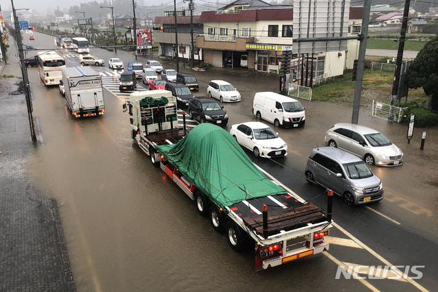 【나리타=AP/뉴시스】제21호 태풍 '부알로이'가 일본 도쿄 남동쪽 해상에서 접근하는 가운데 25일 도쿄 동쪽 나리타에 호우가 내려 거리가 물에 잠겨 있다. 2019.10.25.
