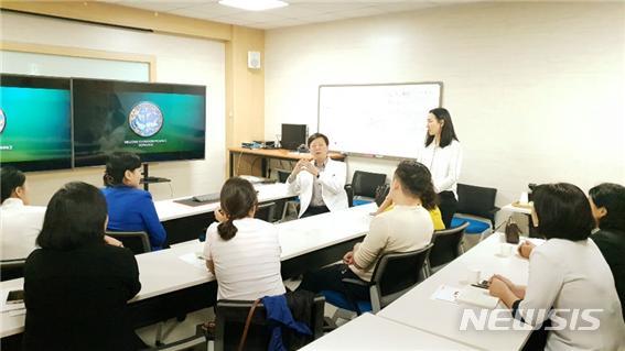 몽골 의료진이 경북대학교 이종민 교수와 연수프로그램을 논의했다.
