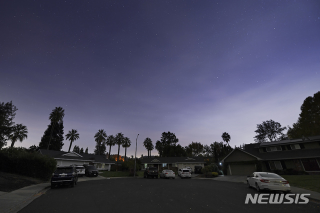 【월넛크릭=AP/뉴시스】미국 캘리포니아주 월넛크릭에서 26일(현지시간) 산불확산에 대한 대응으로 전력공급이 중단돼 주택가가 어둠에 잠겨있다. 2019.10.27 