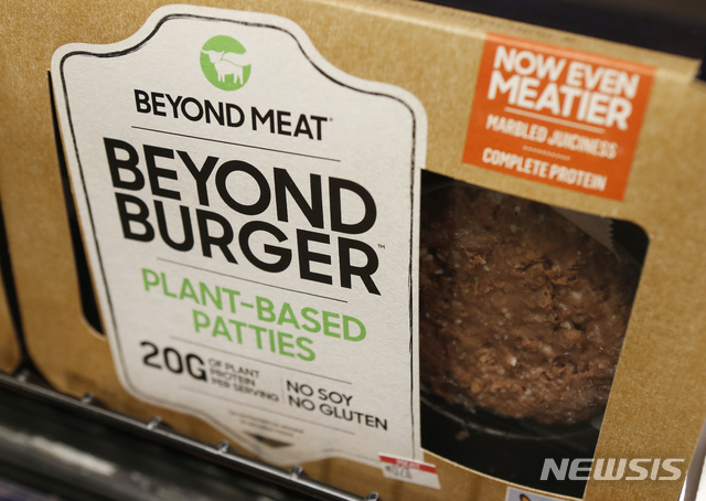 【리치먼드=AP/뉴시스】6월27일(현지시간) 미국 버지니아주 리치먼드의 한 식료품점에 식물성 고기 제조업체 비욘드 미트의 패티 상품이 진열된 모습. 2019.12.06.
