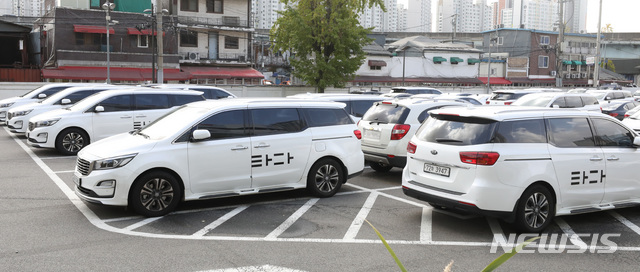 【서울=뉴시스】 전진환 기자 = 주차장에 서 있는 '타다' 차량들. 2019.10.29.  amin2@newsis.com