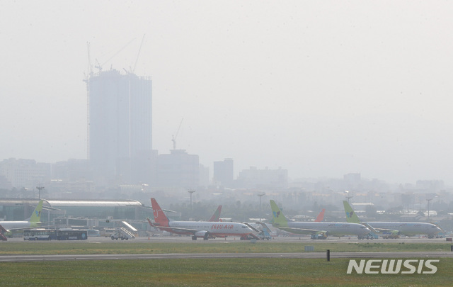 【제주=뉴시스】우장호 기자 = 올가을 들어 첫 미세먼지주의보가 내려진 지난 29일 오후 제주국제공항 뒤로 보이는 도심이 희뿌연 먼지로 덮여 있다. 2019.10.29. woo1223@newsis.com