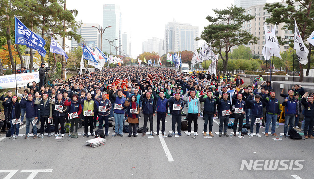 【서울=뉴시스】이종철 기자  = 김명환(가운데) 민주노총 위원장을 비롯한 민주노총 노조원들이 지난달 31일 오후 서울 여의도 국민은행 서관 앞에서 노동개악 분쇄! 탄력근로제 기간확대 저지! 민주노총 결의대회를 열고 투쟁 구호를 외치고 있다. 2019.10.31.jc4321@newsis.com