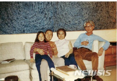 【서울=뉴시스】From right to left, Kim Whan-Ki with Kim Hyangan, Dr. Matthew Kim and his youngest daughte Olivia, New York, 1972 (present lot illustrated)김환기, 김향안, 김마태 박사와 그의 막내딸 (우에서 좌)뉴욕, 1972년 (‘우주’ 앞에서 촬영)由右至左 金煥基與妻Kim Hyangan、Dr. Matthew Kim與之小女兒Olivia 攝於紐約 1972年 (圖中為本件拍品)©Whanki Foundation•Whanki Museum