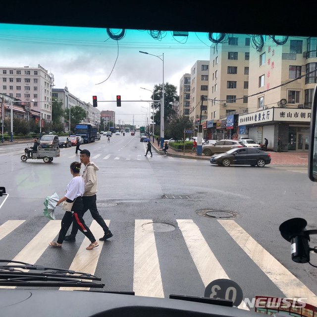 【중국 밀산=뉴시스】정철훈 기자=북만주 국경도시 밀산 시내 전경. 당나귀 대신 삼륜차가 짐을 싣고 도로를 가로지르고 있다. 